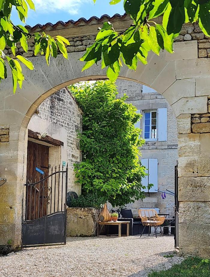 Gite Le Bonheur Hiersac Buitenkant foto
